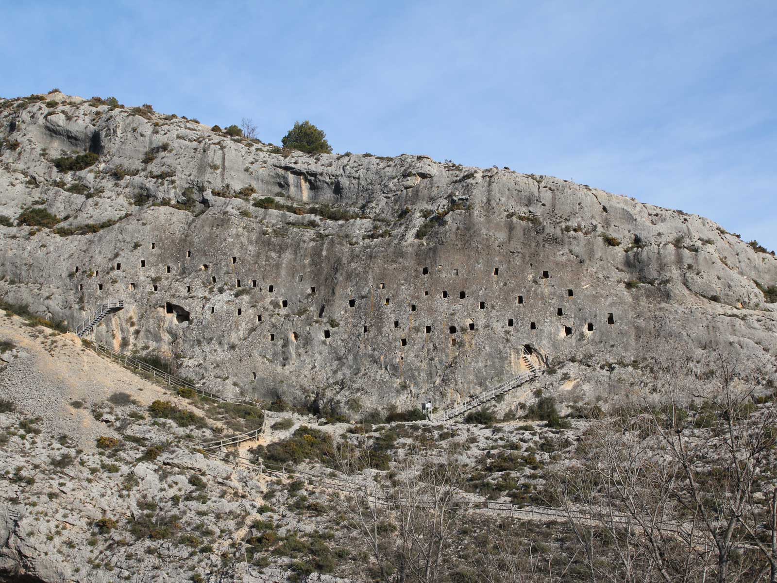 Panorámica de las 52 cuevas excavadas en la pared rocosa