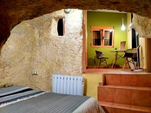 Casa rural Mon mossen, excavada en la roca