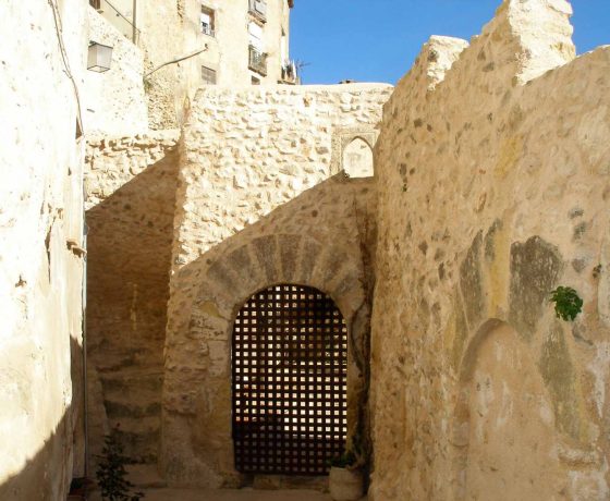 Puerta de acceso a la zona de casas en ruinas