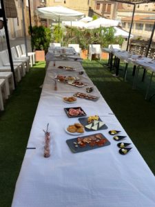 Terraza Casa Rosa con mesa para celebración