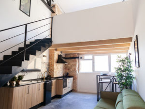 Apartamentos turísticos Bocairent Homes, cocina con escalera