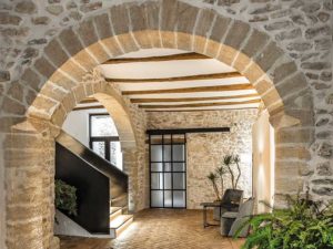 Hotel rural Abbi Suites, entrada con arco de piedra
